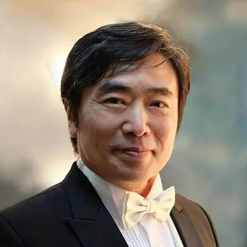 A headshot of artist Yongsung Kim